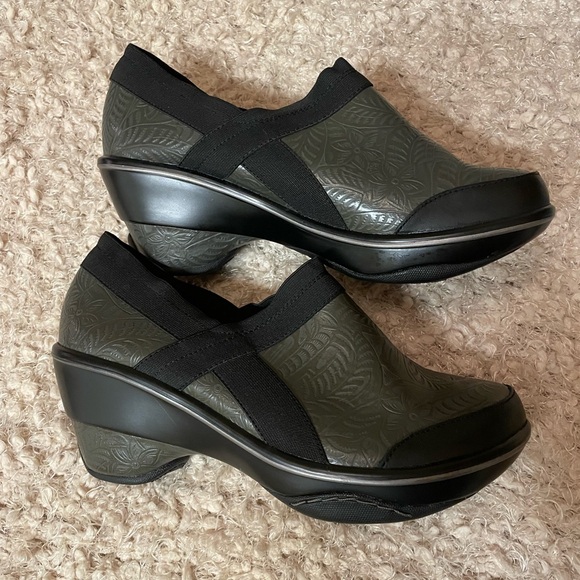 Jambu Embossed Leather Comfort Sport Wedge Design Black and Green Slip-On EUC! - Picture 2 of 11